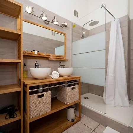 B027-nice Renovated Near Downtown -